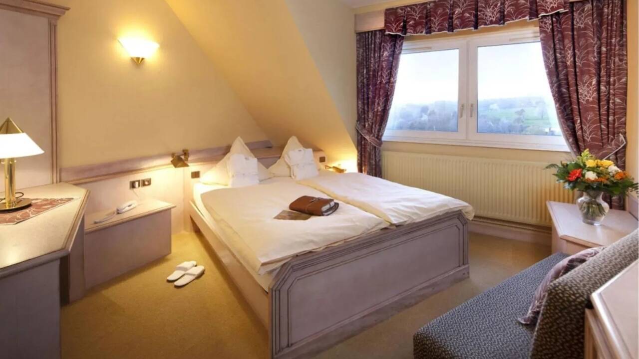 Komfortable værelser med udsigt over skove og dale tilbyder et roligt sted at slappe af.